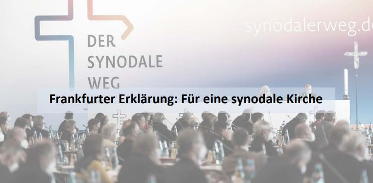 Große Versammlung zur Frankfurter Erklärung für eine synodale Kirche mit Logo „Der Synodale Weg“.