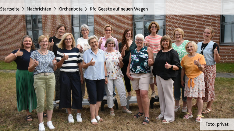 Gruppe älterer Frauen lacht vor einem Haus mit Blumenbeeten.